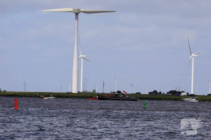 Meerdere personen te water nadat botter omslaat