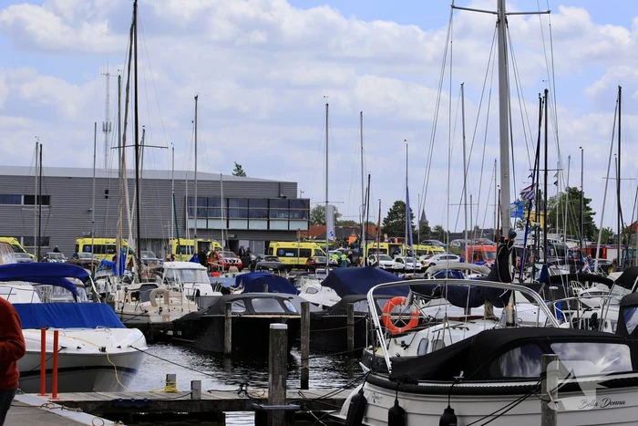 Meerdere personen te water nadat botter omslaat