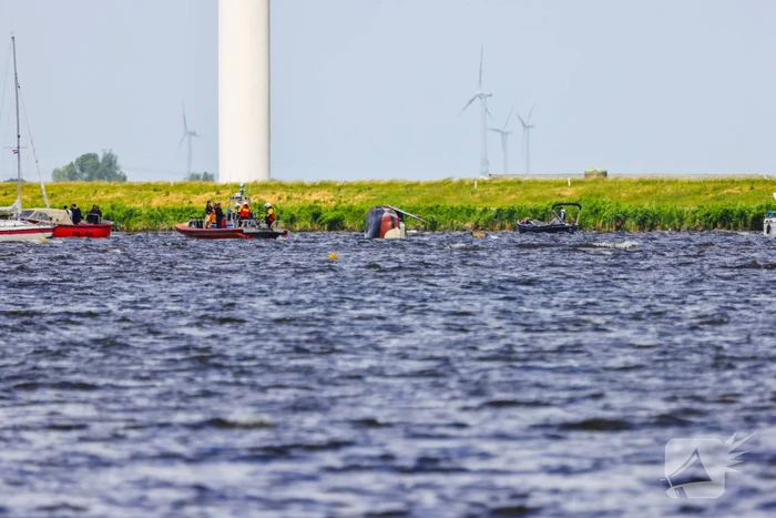 Meerdere personen te water nadat botter omslaat