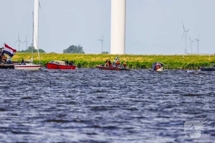 Meerdere personen te water nadat botter omslaat