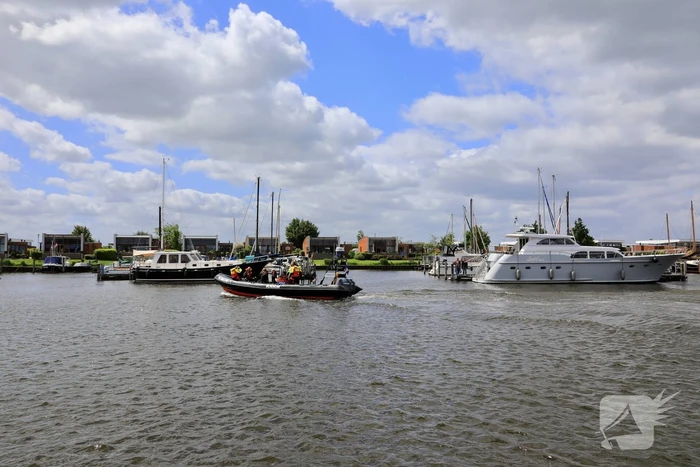 Meerdere personen te water nadat botter omslaat