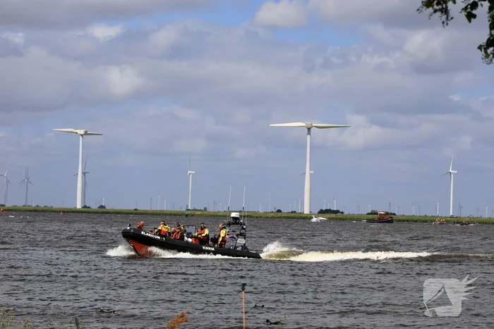 Meerdere personen te water nadat botter omslaat