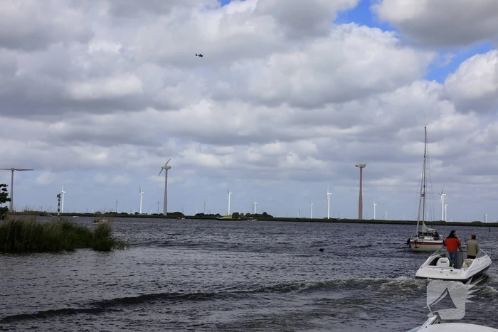 Meerdere personen te water nadat botter omslaat