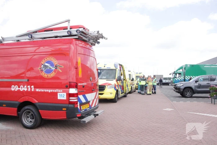 Meerdere personen te water nadat botter omslaat