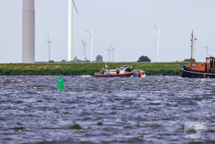 Meerdere personen te water nadat botter omslaat