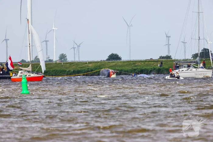 Meerdere personen te water nadat botter omslaat