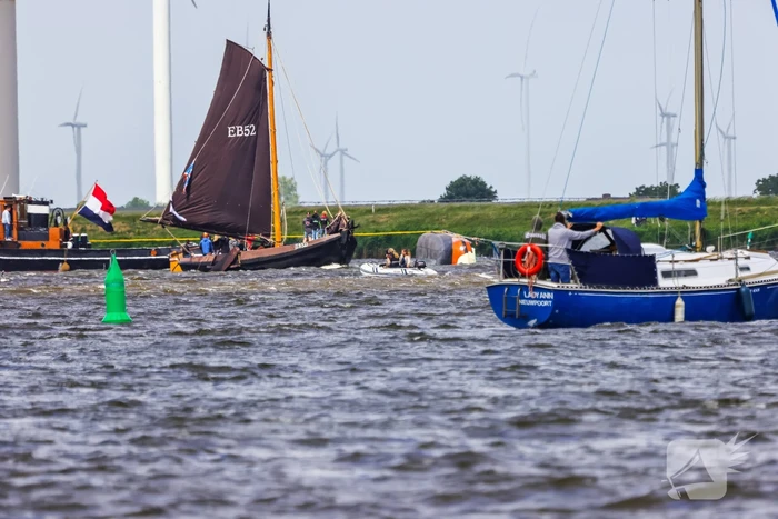 Meerdere personen te water nadat botter omslaat