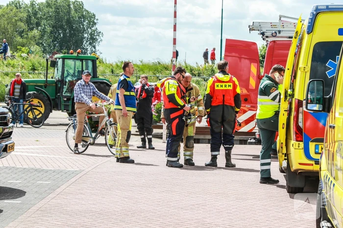 Meerdere personen te water nadat botter omslaat