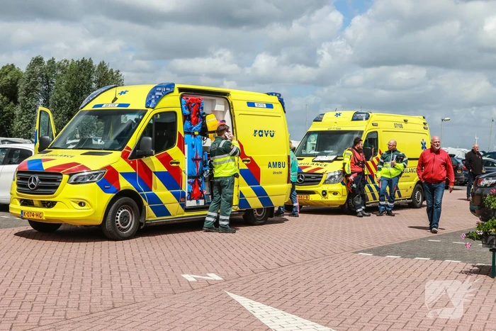 Meerdere personen te water nadat botter omslaat
