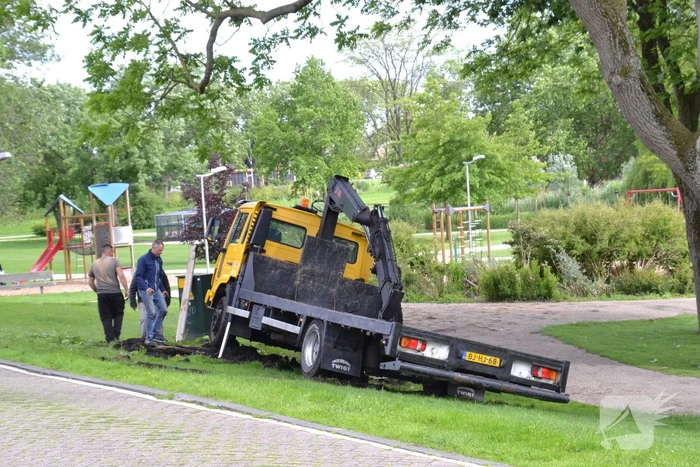 Vrachtwagen zakt weg in berm