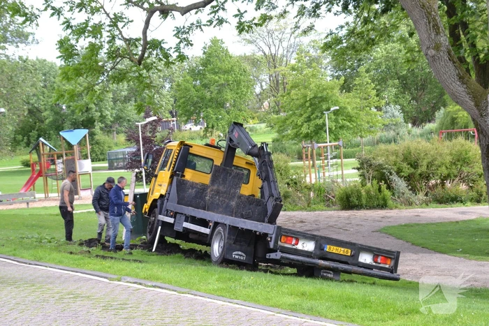 Vrachtwagen zakt weg in berm
