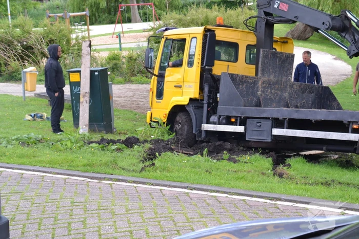 Vrachtwagen zakt weg in berm