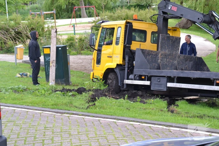 Vrachtwagen zakt weg in berm