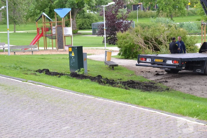 Vrachtwagen zakt weg in berm