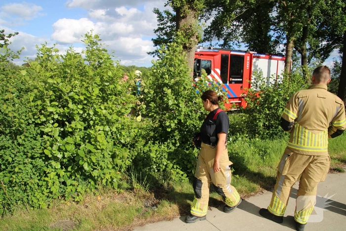 Weggegooid afval brand in bosjes