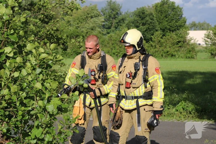 Weggegooid afval brand in bosjes