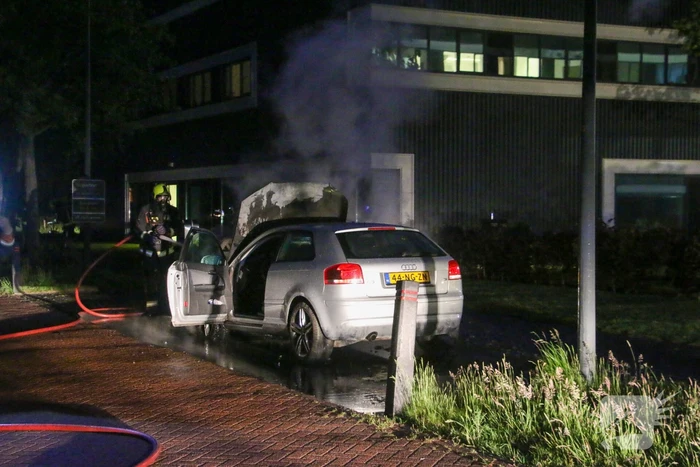 Auto vliegt al rijdend in brand