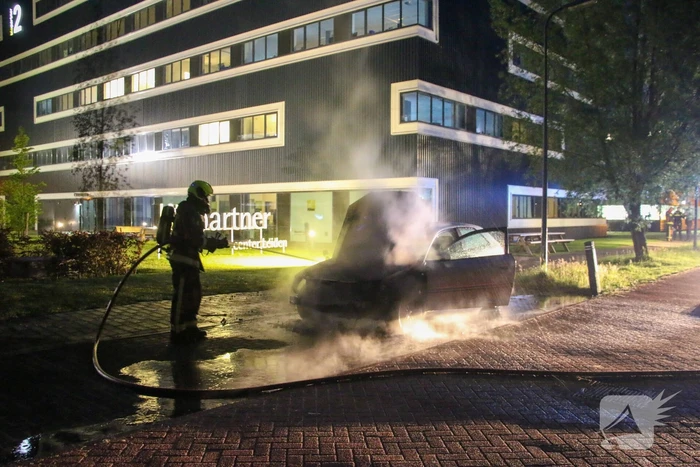 Auto vliegt al rijdend in brand