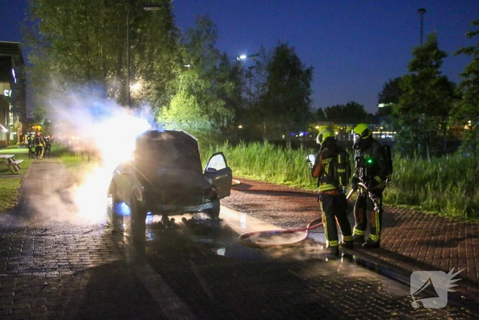 Auto vliegt al rijdend in brand