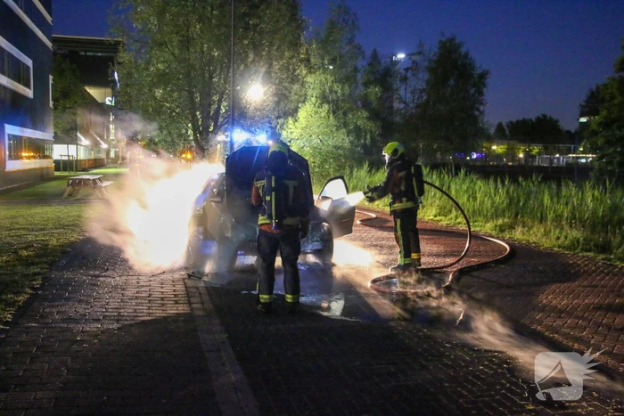 Auto vliegt al rijdend in brand