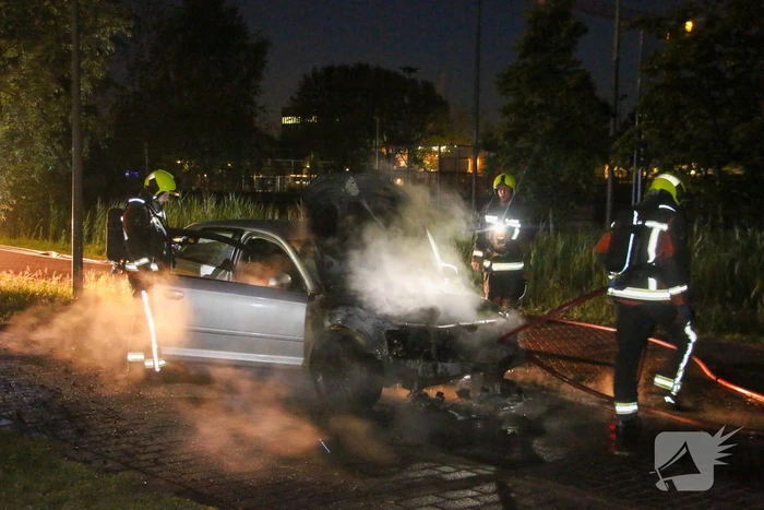 Auto vliegt al rijdend in brand