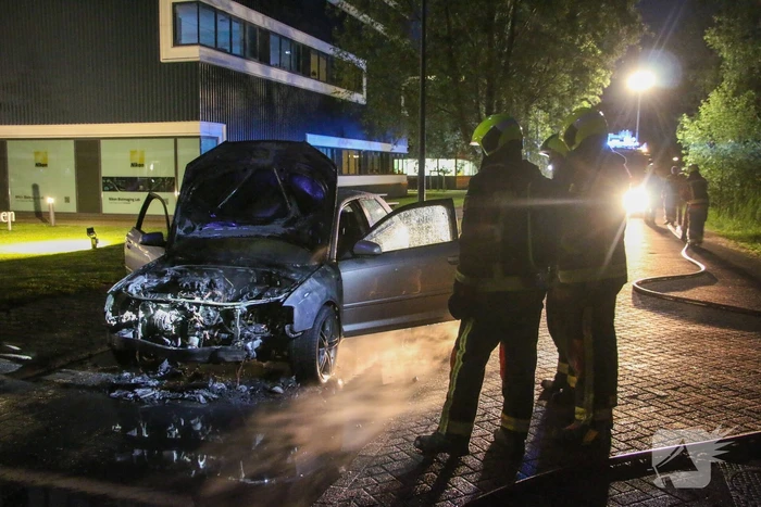Auto vliegt al rijdend in brand
