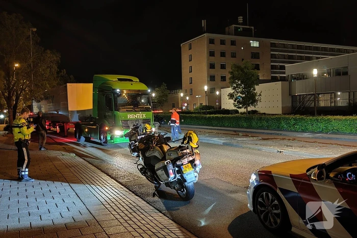 Vrachtwagen verliest oplegger en ramt voertuig
