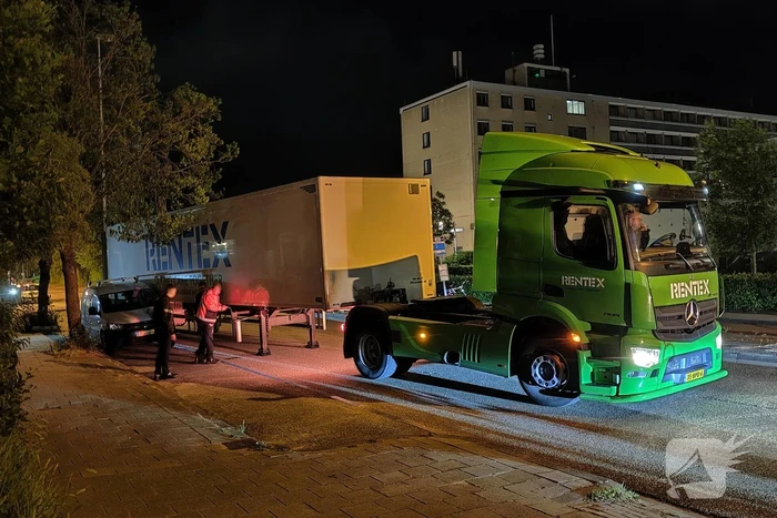 Vrachtwagen verliest oplegger en ramt voertuig