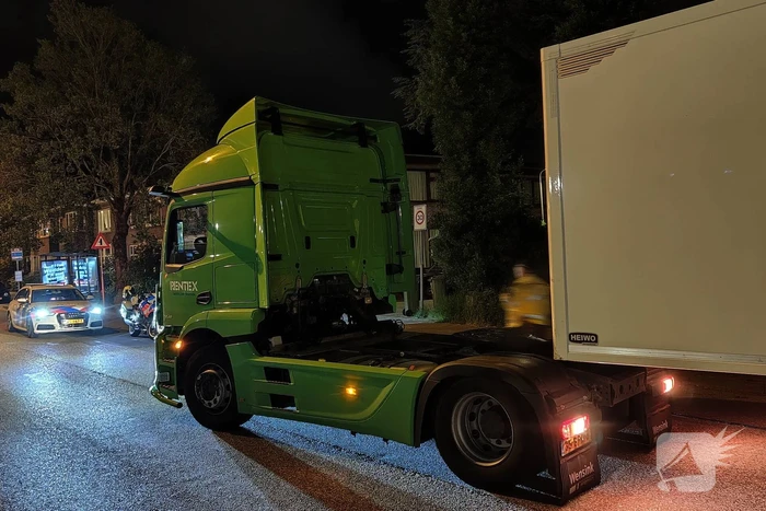 Vrachtwagen verliest oplegger en ramt voertuig