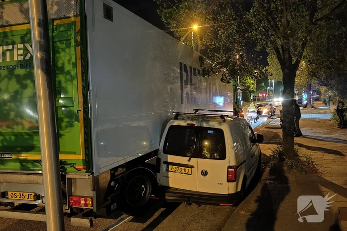 Vrachtwagen verliest oplegger en ramt voertuig