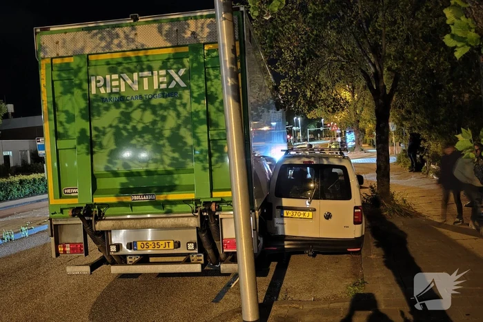 Vrachtwagen verliest oplegger en ramt voertuig