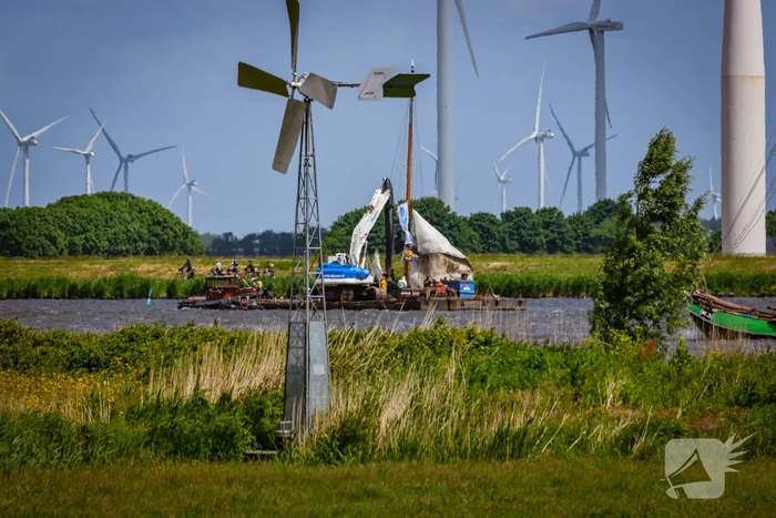 Berging gekapseisde skûtsje De Bunschoter in volle gang