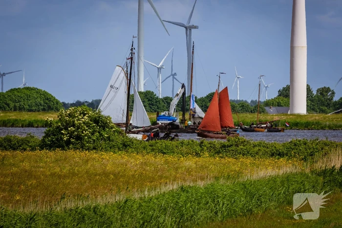 Berging gekapseisde skûtsje De Bunschoter in volle gang