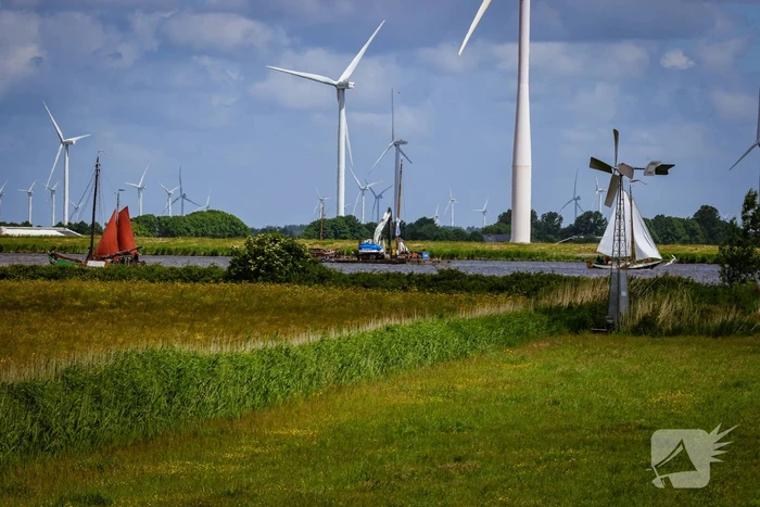 Berging gekapseisde skûtsje De Bunschoter in volle gang