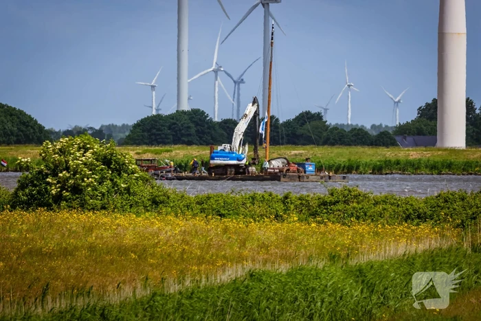 Berging gekapseisde skûtsje De Bunschoter in volle gang