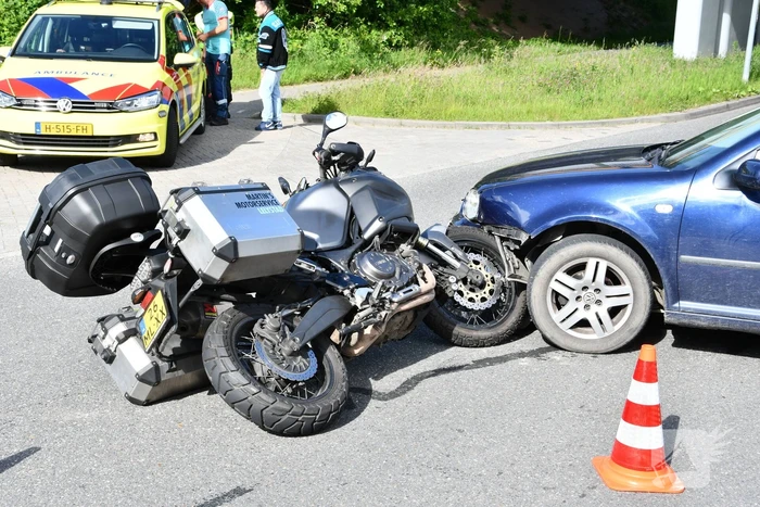 Motorrijder gewond bij botsing met auto