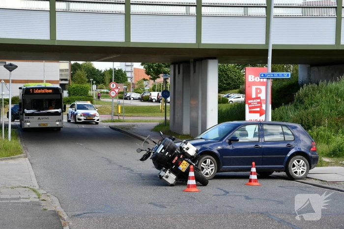 Motorrijder gewond bij botsing met auto