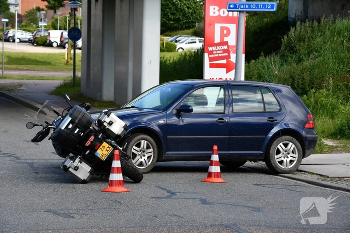 Motorrijder gewond bij botsing met auto