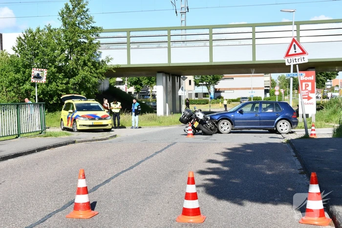 Motorrijder gewond bij botsing met auto