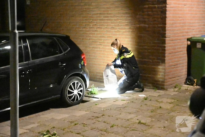Jongeman berooft na worsteling op straat