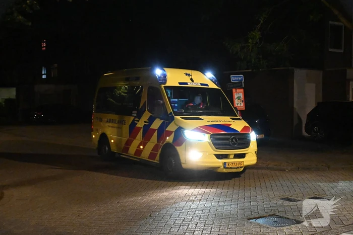 Jongeman berooft na worsteling op straat