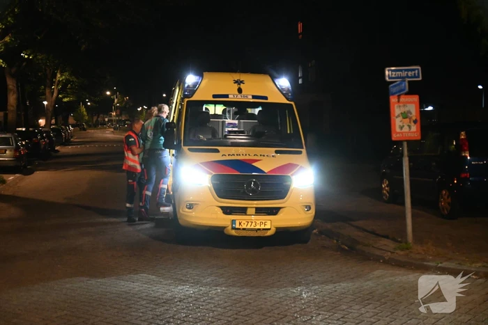 Jongeman berooft na worsteling op straat