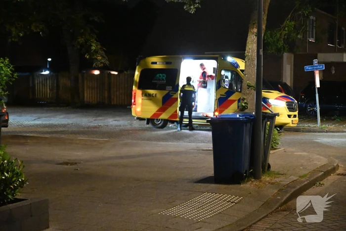 Jongeman berooft na worsteling op straat