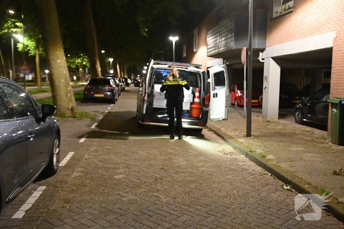Jongeman berooft na worsteling op straat