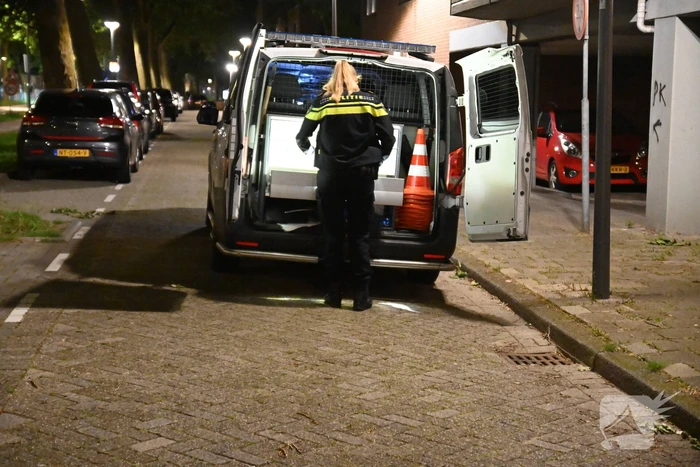 Jongeman berooft na worsteling op straat