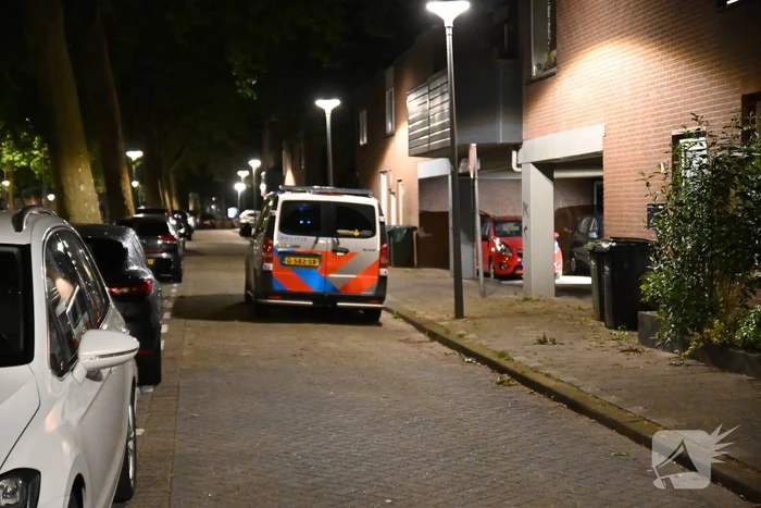 Jongeman berooft na worsteling op straat