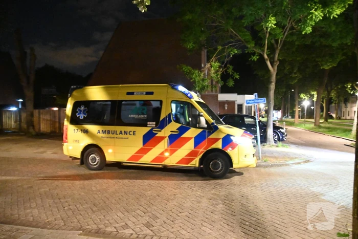Jongeman berooft na worsteling op straat