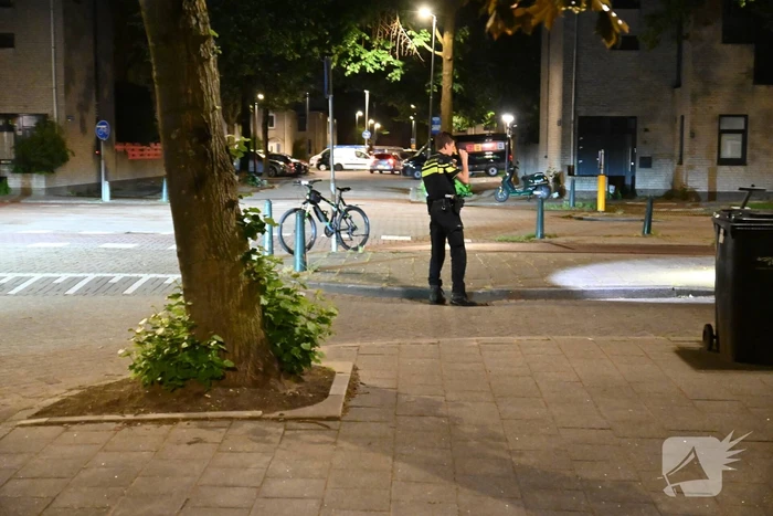 Jongeman berooft na worsteling op straat