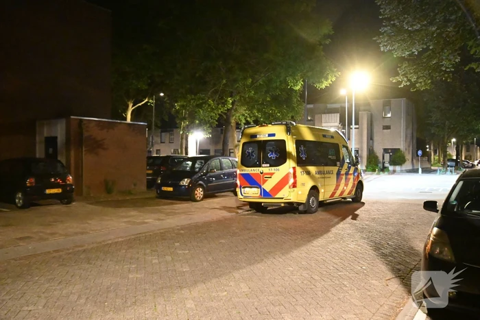 Jongeman berooft na worsteling op straat