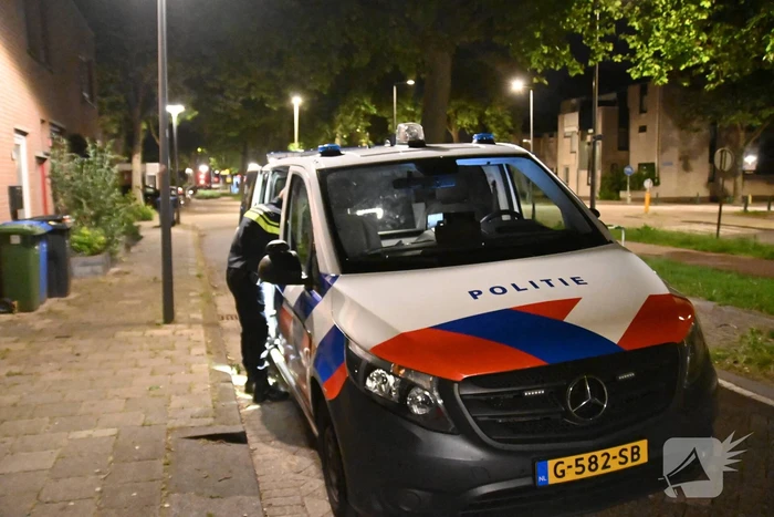 Jongeman berooft na worsteling op straat